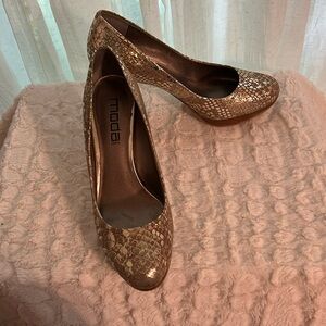 EUC Gold Metallic Heels